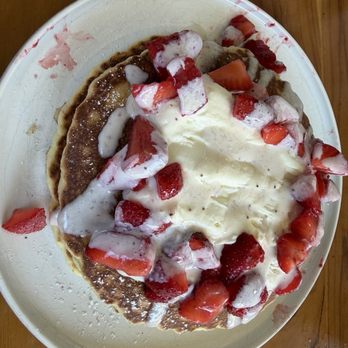 Pradera Brunch - Fresas en crema pancakes - Breakfast & Brunch Near Me - Baldwin Park, California