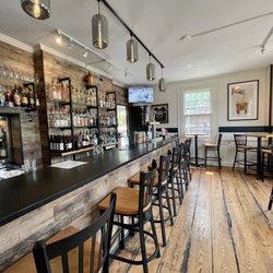 Lucky Lou's Bar & Grill - Bar area