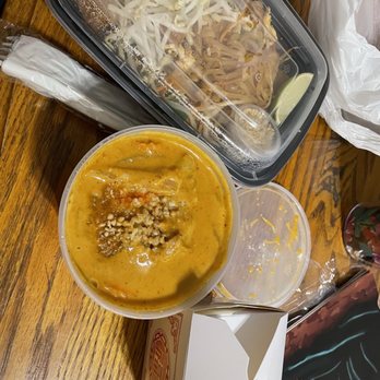 Chiangmai Thai Kitchen - Pad Thai tofu and E6. Massaman Curry with tofu - Thai Near Me - Tyler, Texas