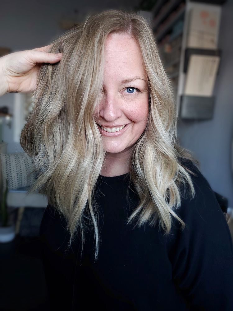 Danielle Louise Hair Logo