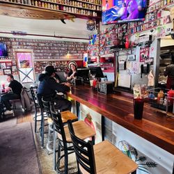 Davanza's - Bar and interior seating area