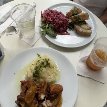 Flor de Parcha - Chicharrones de pollo con majado de yuca y medallones de lomo de cerdo con ensalada. Jugo natural de tamarindo - Gastropubs Near Me - San Juan, Puerto Rico