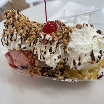 Dels Ice Cream - Heavenly Banana Split! - Ice Cream & Frozen Yogurt Near Me - Gulf Shores, Alabama