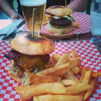 Burger Beer - New Yorker in the front and California in the back. - Burgers Near Me - Valencia, V Burger Beer - New Yorker in the front and California in the back. - Burgers Near Me - Valencia, V