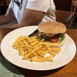 Pivnice U Zlatého slona - Cheeseburger with fries