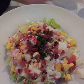 La Goulue - Maine Lobster, bacon, eggs, avocado, New York sharp cheddar, citrus dressing - French Near Me - New York, New York