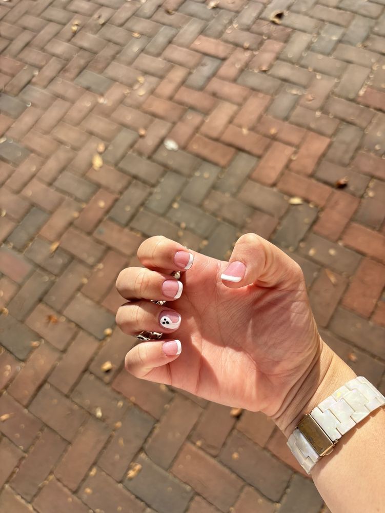 Lush Nail Bar Logo