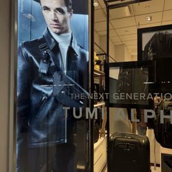 Charlotte Douglas International Airport - CLT - Tumi shops