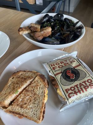 Feather & Wedge by null