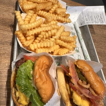 Shake Shack West Hollywood - Santa Monica & La Cienega - Burgers Near Me - Los Angeles, California Shake Shack West Hollywood - Santa Monica & La Cienega - Burgers Near Me - Los Angeles, California