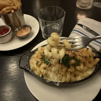 Town House Kitchen & Drinks - Mac and cheese and truffle fries - Cocktail Bars Near Me - New Rochelle, New York