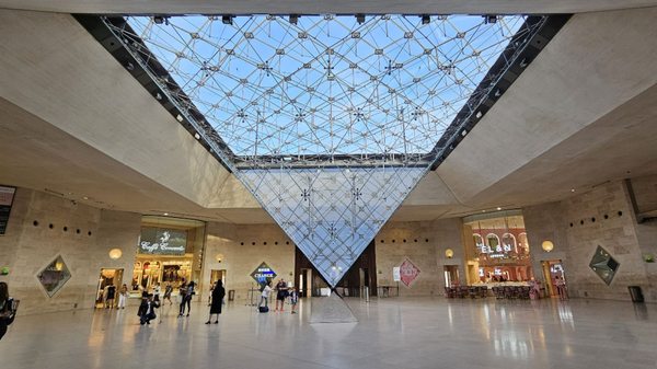 Carrousel du Louvre by null