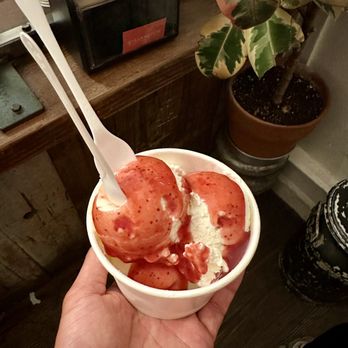 à la minute - Lemon Custard with strawberry compote - Ice Cream & Frozen Yogurt Near Me - Redlands, California à la minute - Lemon Custard with strawberry compote - Ice Cream & Frozen Yogurt Near Me - Redlands, California