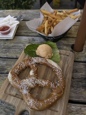Max Bratwurst und Bier by null