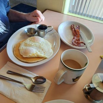 The Sunrise Cafe - Eggs over easy pancake an bacon - Cafes Near Me - Pleasant Hill, Oregon