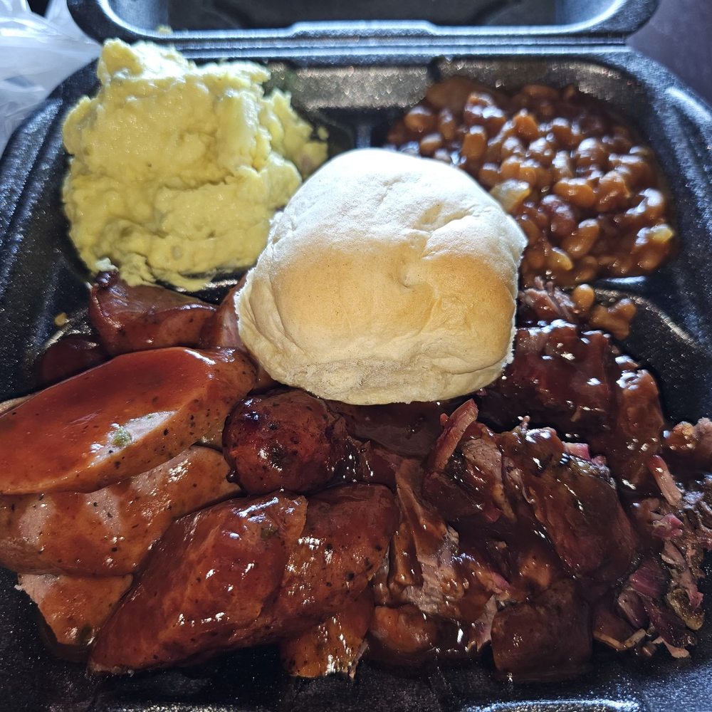 Texas Best Smokehouse - Jalapeño sausage and chopped brisket platter - Barbeque Near Me - Henrietta, Texas