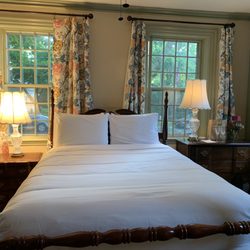William's Grant Inn Bed & Breakfast - Queen bed in the Bradford room.
