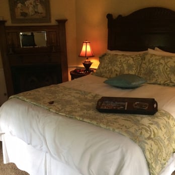 5 Ojo Inn Bed and Breakfast - Devonshire room: queen bed with fire place and amazing sheets (& TV) - Hotels Near Me - Eureka Springs, Arkansas 5 Ojo Inn Bed and Breakfast - Devonshire room: queen bed with fire place and amazing sheets (& TV) - Hotels Near Me - Eureka Springs, Arkansas