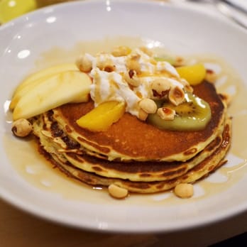 Holybelly 19 - Pancakes, fruits de saison, crême fouettée, noisettes et sirop d'érable. - Breakfast & Brunch Near Me - Paris, 75
