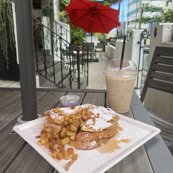 Dos Cafés - Montecristo & iced chai latte - Breakfast & Brunch Near Me - San Juan, Puerto Rico