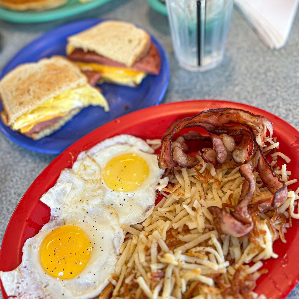 a plate of breakfast food