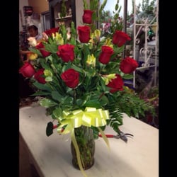 Nora's Flowers - Dozen red roses