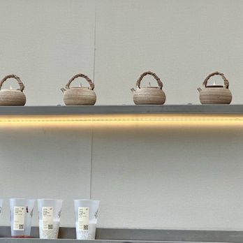 HeyTea - I love the tea pots used as decor. - Bubble Tea Near Me - Rockville, Maryland