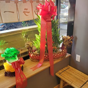 Kyuramen - Flushing - love this dragon plant and cabbage decoration - Ramen Near Me - Flushing, New York