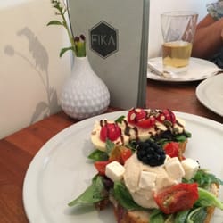 Fika - Eén smørrebrød mozzarella/basilicum/cherrytomaat en één met hummus/feta/zongedroogde tomaat.