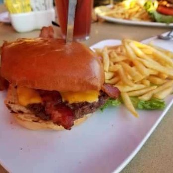 Sidewalk Cafe - Burger that was passable. Edible bit no real flavors. The bacon really needed warming. - Tacos Near Me - Venice, California