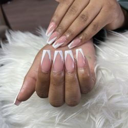 10 Perfect Nails - V-shape French tip