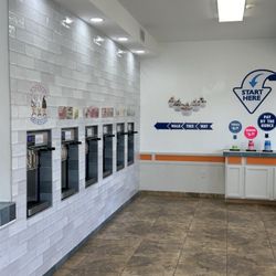 Froyo & So - Bowls and dispensers