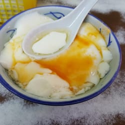 亞婆豆腐花 - Silky soft tofu with brown sugar and ginger juice