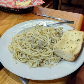 Del Vecchios - Linguine with white clam sauce. - Italian Near Me - Norfolk, Virginia Del Vecchios - Linguine with white clam sauce. - Italian Near Me - Norfolk, Virginia