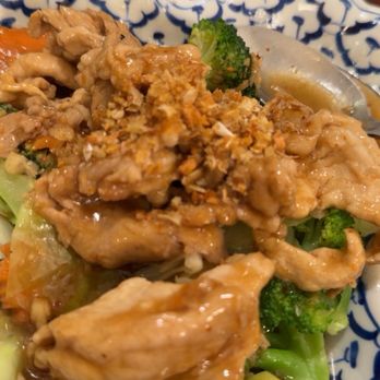 Chili Thai - Tacoma - Garlic pork over steamed vegetables - Thai Near Me - Tacoma, Washington Chili Thai - Tacoma - Garlic pork over steamed vegetables - Thai Near Me - Tacoma, Washington