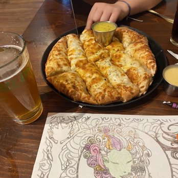 Big Woods Pizza - Edinburgh - Pineapple QTFO & Cheesy Bread - Pizza Near Me - Edinburgh, Indiana Big Woods Pizza - Edinburgh - Pineapple QTFO & Cheesy Bread - Pizza Near Me - Edinburgh, Indiana