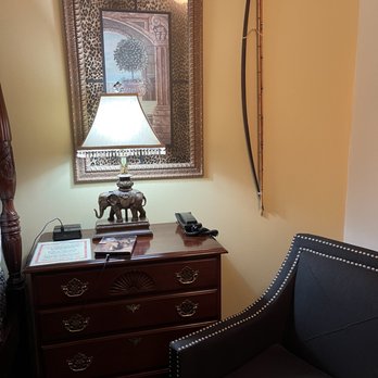 Crest Country Inn - Hotels Near Me - Williamsburg, Iowa