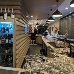 Lake Geneva Hotel - Counter...bar...
