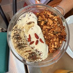 Montroig - Granola and Yogurt