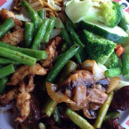 Half chow mein & half steamed veggies with Shanghai Angus Steak & String Bean Chicken Breast