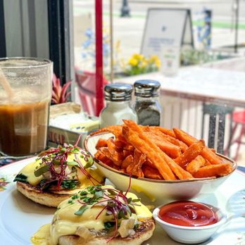 Cafe Landwer - Eggs Benedict Florentine - Breakfast & Brunch Near Me - Boston, Massachusetts