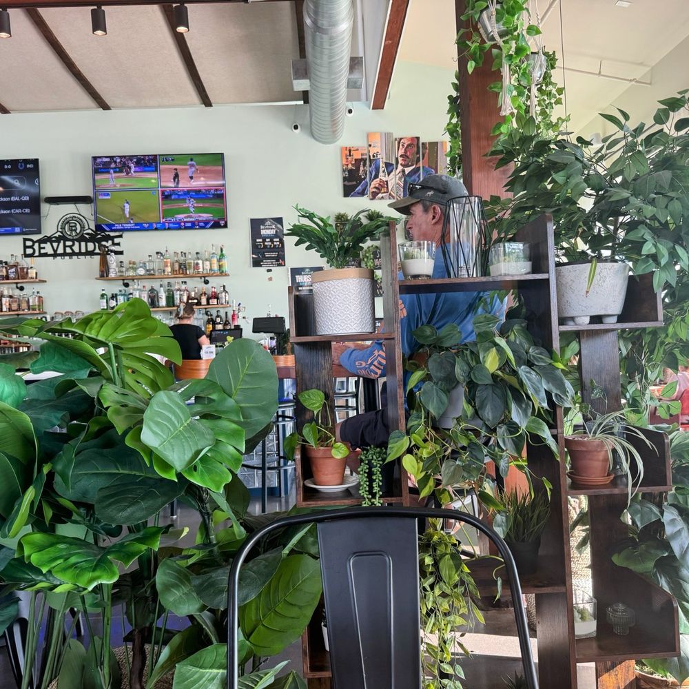 BevRidge Public - Decor is beautiful - Cocktail Bars Near Me - Ridgefield, Washington