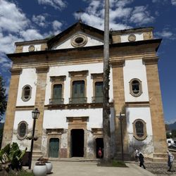 Paraty - Church of remedies - no towers as they are too heavy and this part is sinking
