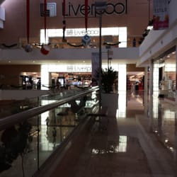 Liverpool - Liverpool se extiende por los tres pisos de la plaza y abarca gran parte del terreno del centro comercial.