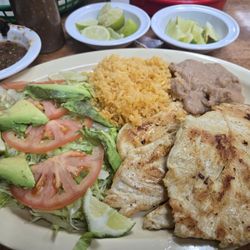 Tortas Y Tacos Michoacan - Platillo de Pollo frijoles, Arroz y ensalada. Muy rico este plato!