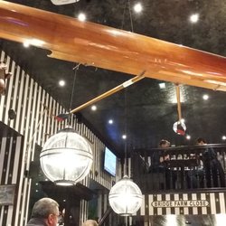 Au Bureau - L'aviron pendu au plafond