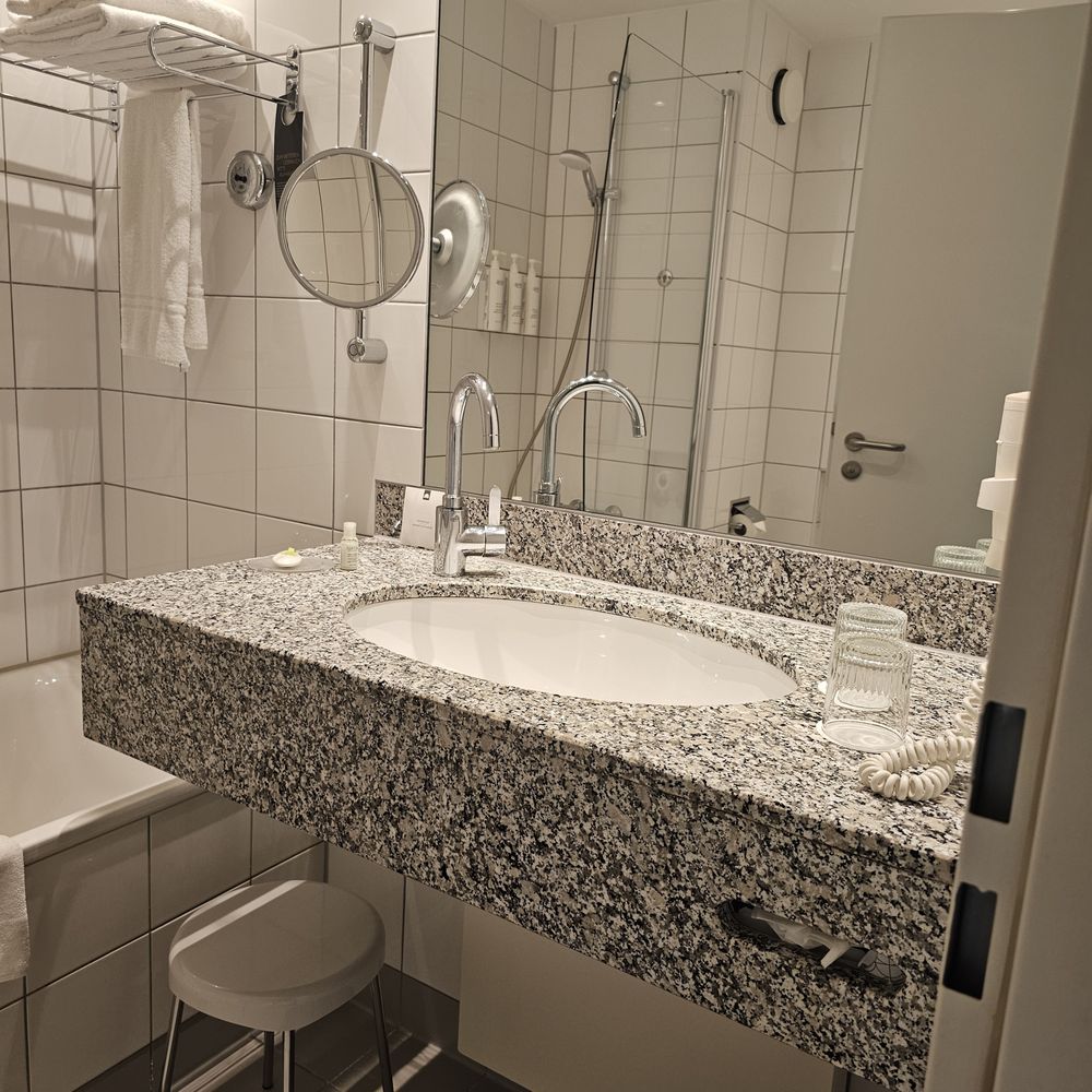 Courtyard by Marriott Duesseldorf Hafen - Hotels Near Me - Duesseldorf, NW Courtyard by Marriott Duesseldorf Hafen - Hotels Near Me - Duesseldorf, NW