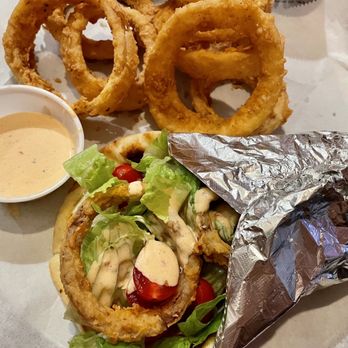 Copper Penny - Southwest chicken pita with onion rings - American Near Me - Wilmington, North Carolina Copper Penny - Southwest chicken pita with onion rings - American Near Me - Wilmington, North Carolina