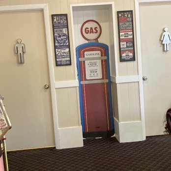Leason’s Dairy Bar & Grill - bathroom area - Ice Cream & Frozen Yogurt Near Me - Warren, Michigan