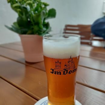 Im Dom - Zu jeder Jahreszeit gibt's saisonale Biere vom Fass, hier den Maibock - Breweries Near Me - Neuss, NW